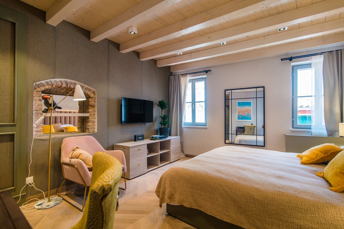 deluxe suite with sea view and balcony with external access | 1 bedroom, egyptian cotton sheets, premium bedding, minibar