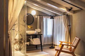 Kostenlose Toilettenartikel, Haartrockner, Handtücher