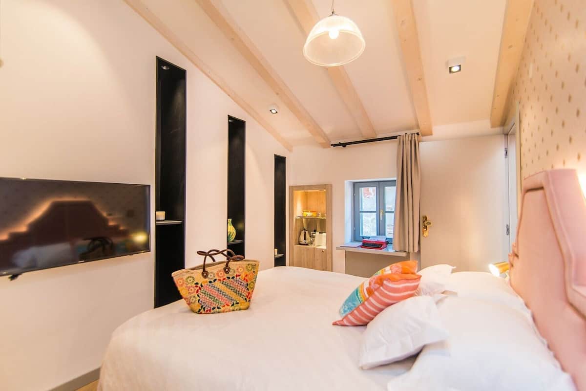 Egyptian cotton sheets, premium bedding, minibar, in-room safe