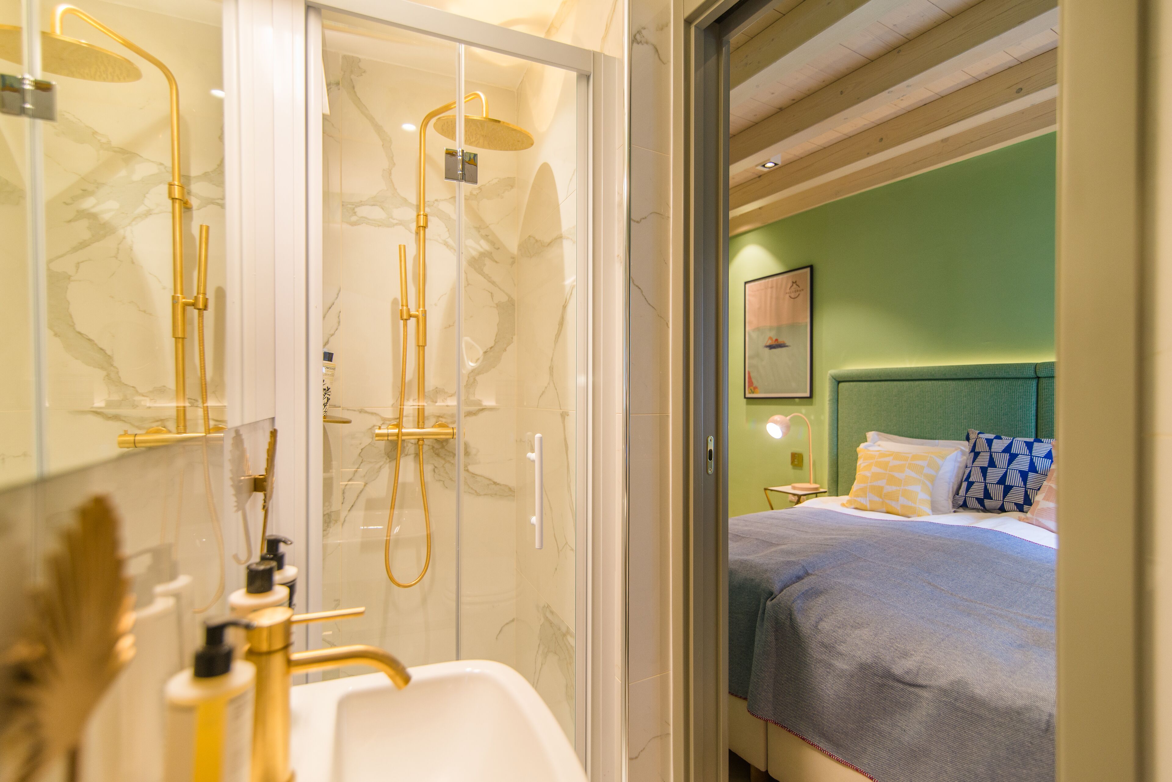 standard room | bathroom | free toiletries, hair dryer, towels