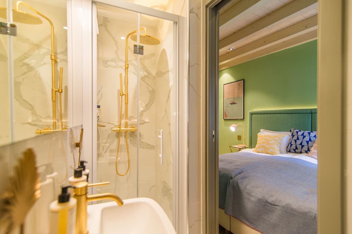standard room | bathroom | free toiletries, hair dryer, towels