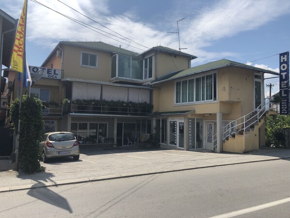 ด้านหน้าที่พัก