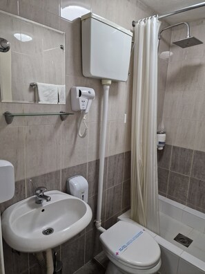 ฝักบัว, ของใช้ในห้องน้ำฟรี, ไดร์เป่าผม, เสื้อคลุมอาบน้ำ