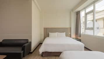 Kamar Triple Standar, Bebas Asap Rokok | Area keluarga | TV LCD