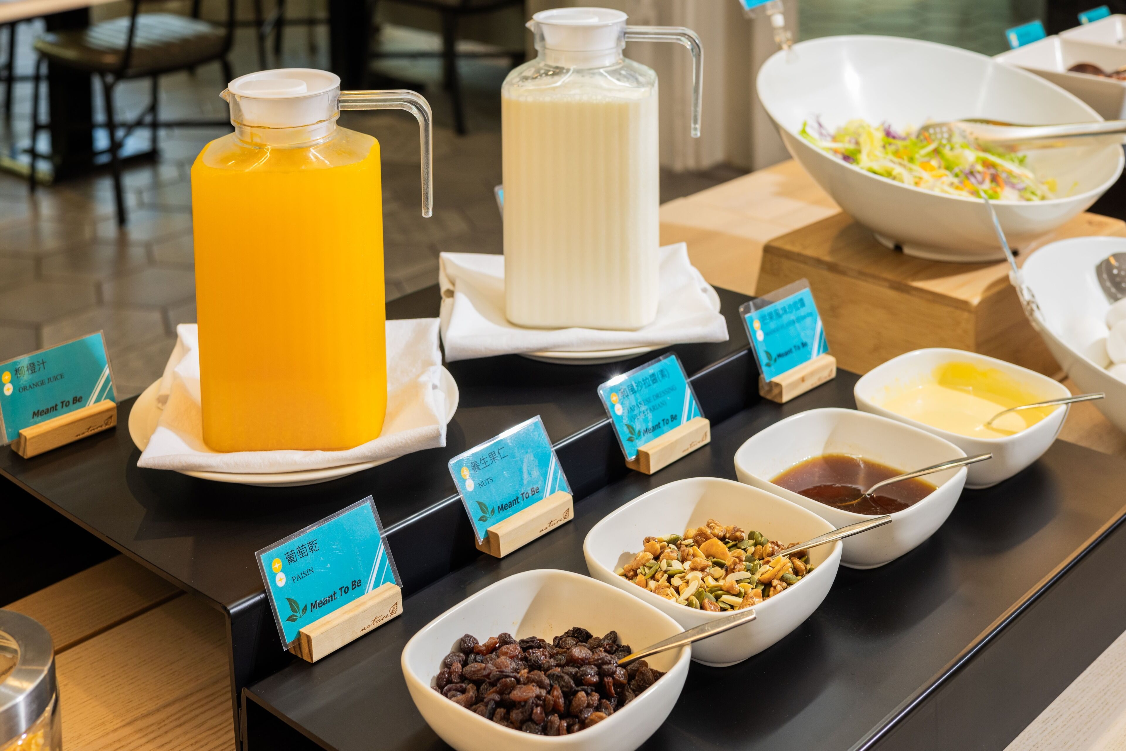 Una mesa de buffet con diversos alimentos y dispensadores de bebidas.
