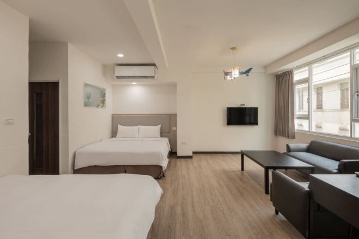 Escrivaninha, cortinas blackout, Wi-Fi de cortesia, roupa de cama