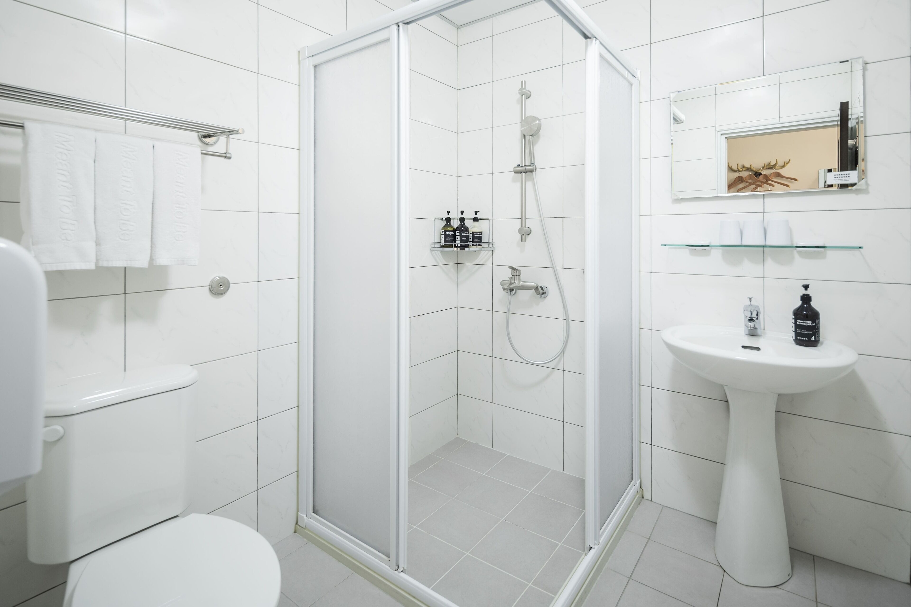 Quarto triplo standard, para não fumantes | Banheiro | Chuveiro, chuveiro com efeito de chuva, secador de cabelo, chinelos