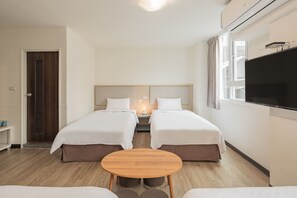 Elite vierpersoonskamer | Een bureau, verduisterende gordijnen, gratis wifi, beddengoed