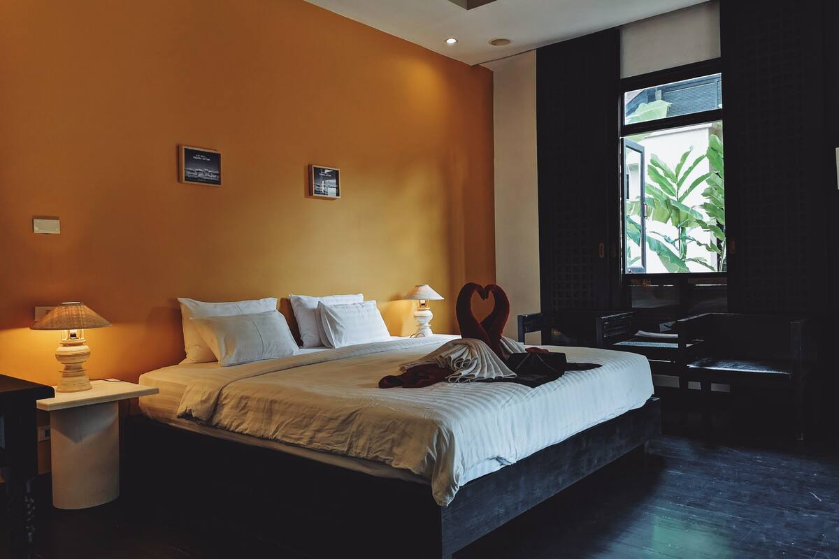 1 bedroom, in-room safe, desk, bed sheets