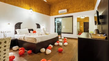 Luxury Room | Free rollaway beds, bed sheets