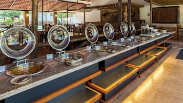 S'hi serveixen plats de cuina internacional