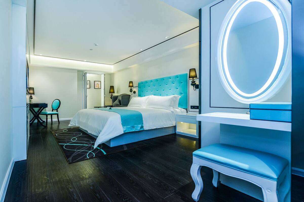 Comfort-Doppelzimmer, ohne Fenster | Hochwertige Bettwaren, Daunenbettdecken, Schreibtisch