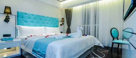 Premium bedding, down duvets, desk, blackout curtains