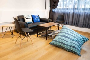 32-inch flat-screen TV with cable channels, TV - The House Pratunam (Bangkok)