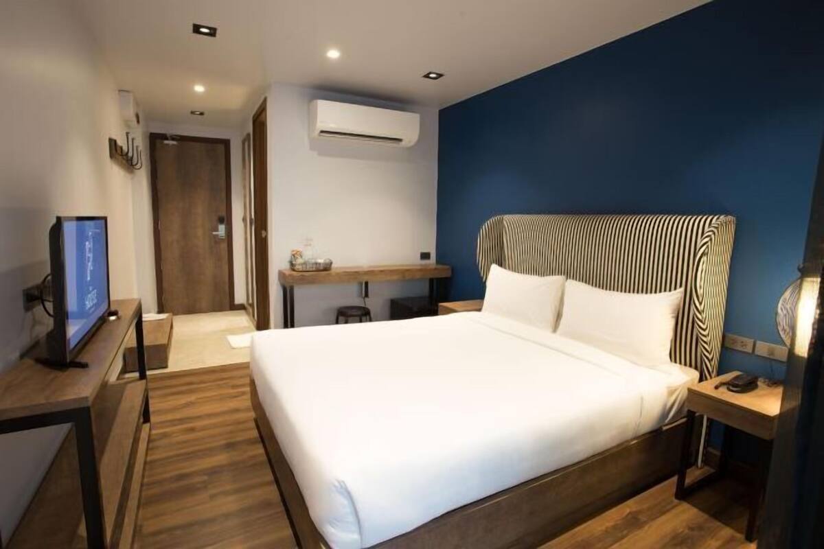 Escritorio, espacio para trabajar con un portátil, cortinas opacas
