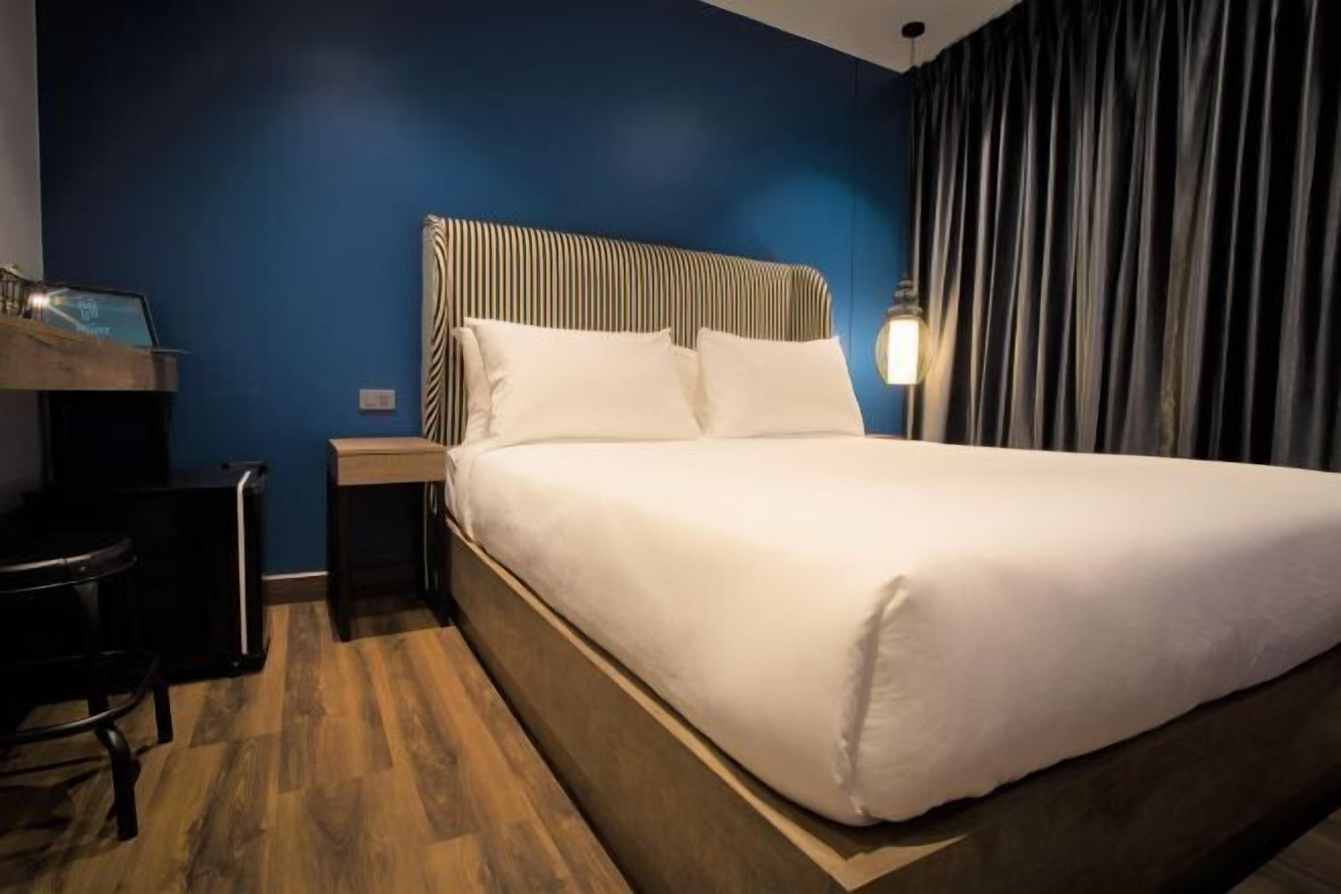 書桌、手提電腦工作空間、遮光窗簾/窗簾、免費 Wi-Fi