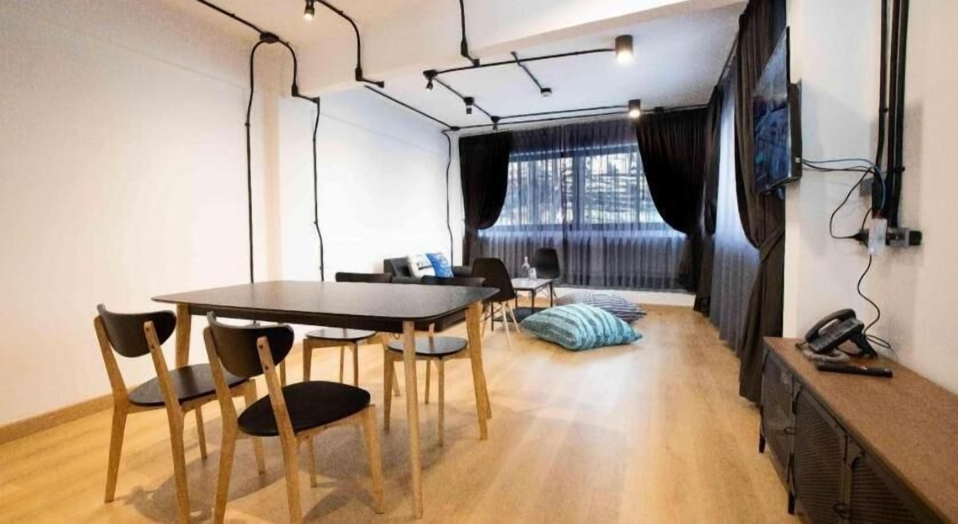 En 32-tommers Flatskjerm-TV med kabel-kanaler samt TV