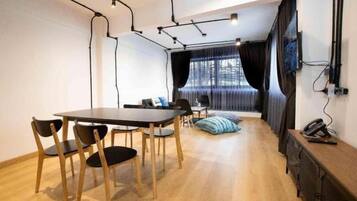 En 32-tommers Flatskjerm-TV med kabel-kanaler samt TV