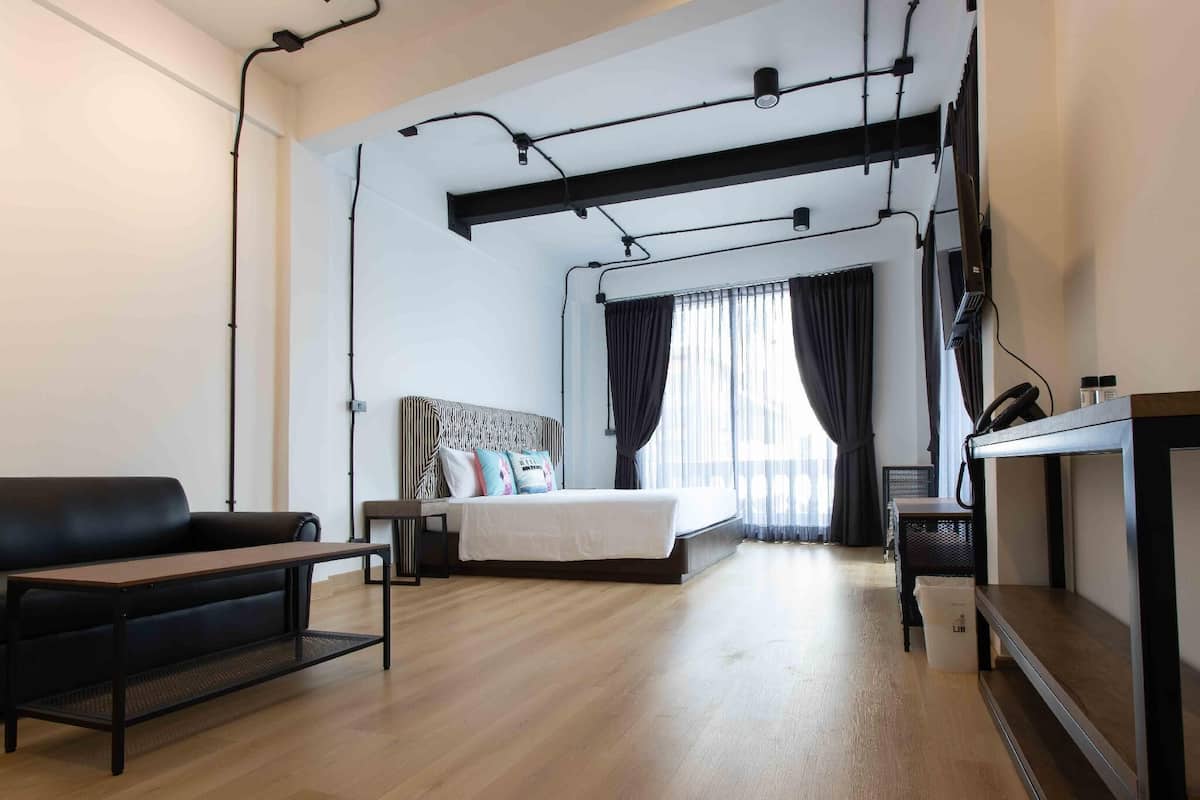 Design-dobbeltværelse - balkon - byudsigt | Skrivebord, arbejdsområde til bærbare computere, mørklægningsgardiner