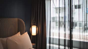 Skrivebord, arbejdsområde til bærbare computere, mørklægningsgardiner