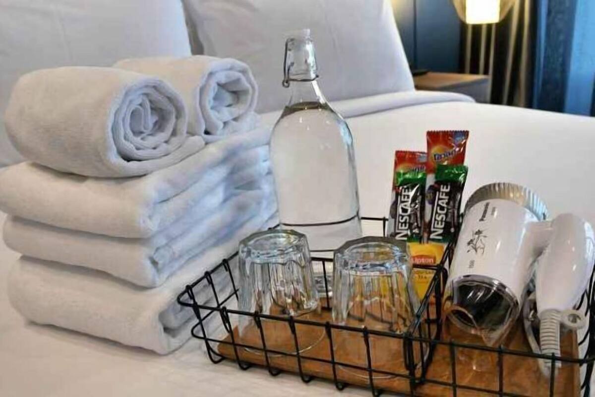 Escritorio, espacio para trabajar con un portátil, cortinas opacas