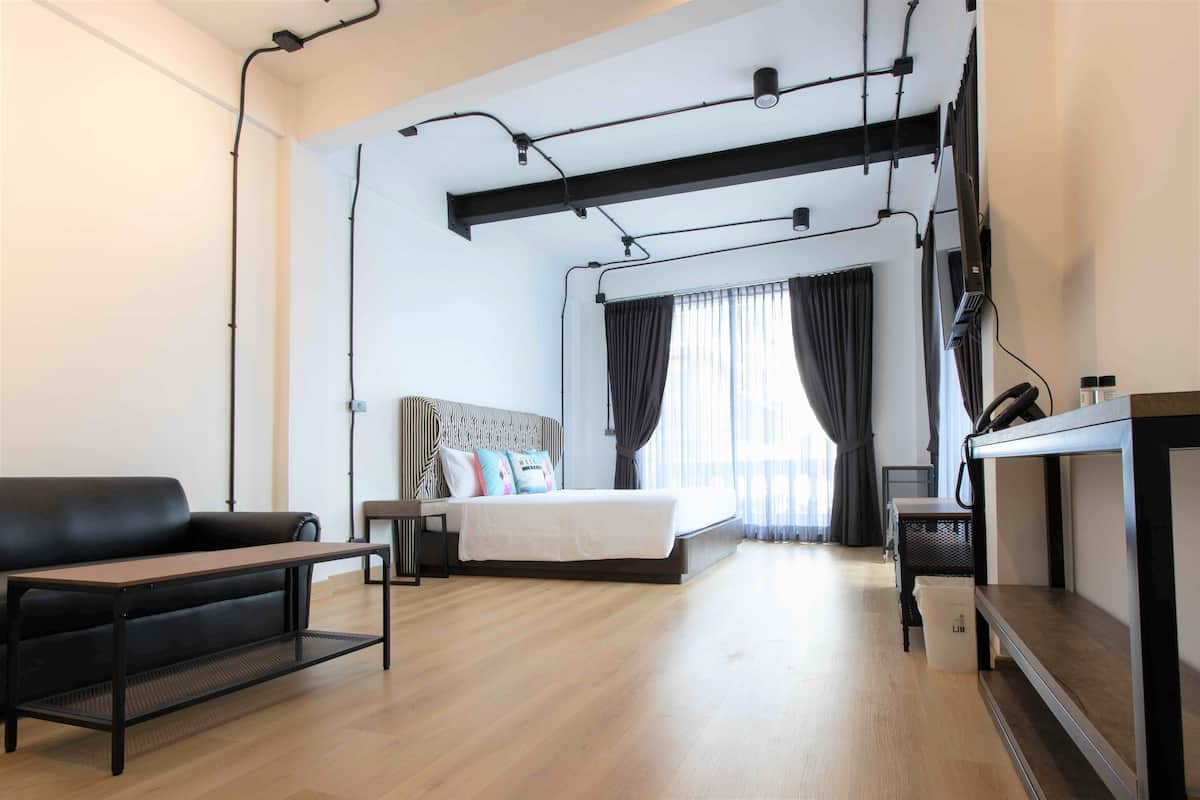 Studio Double Room With Balcony (No Elevator, 4 Stories Wing) | Caja de seguridad en la habitación, cortinas blackout y insonorización