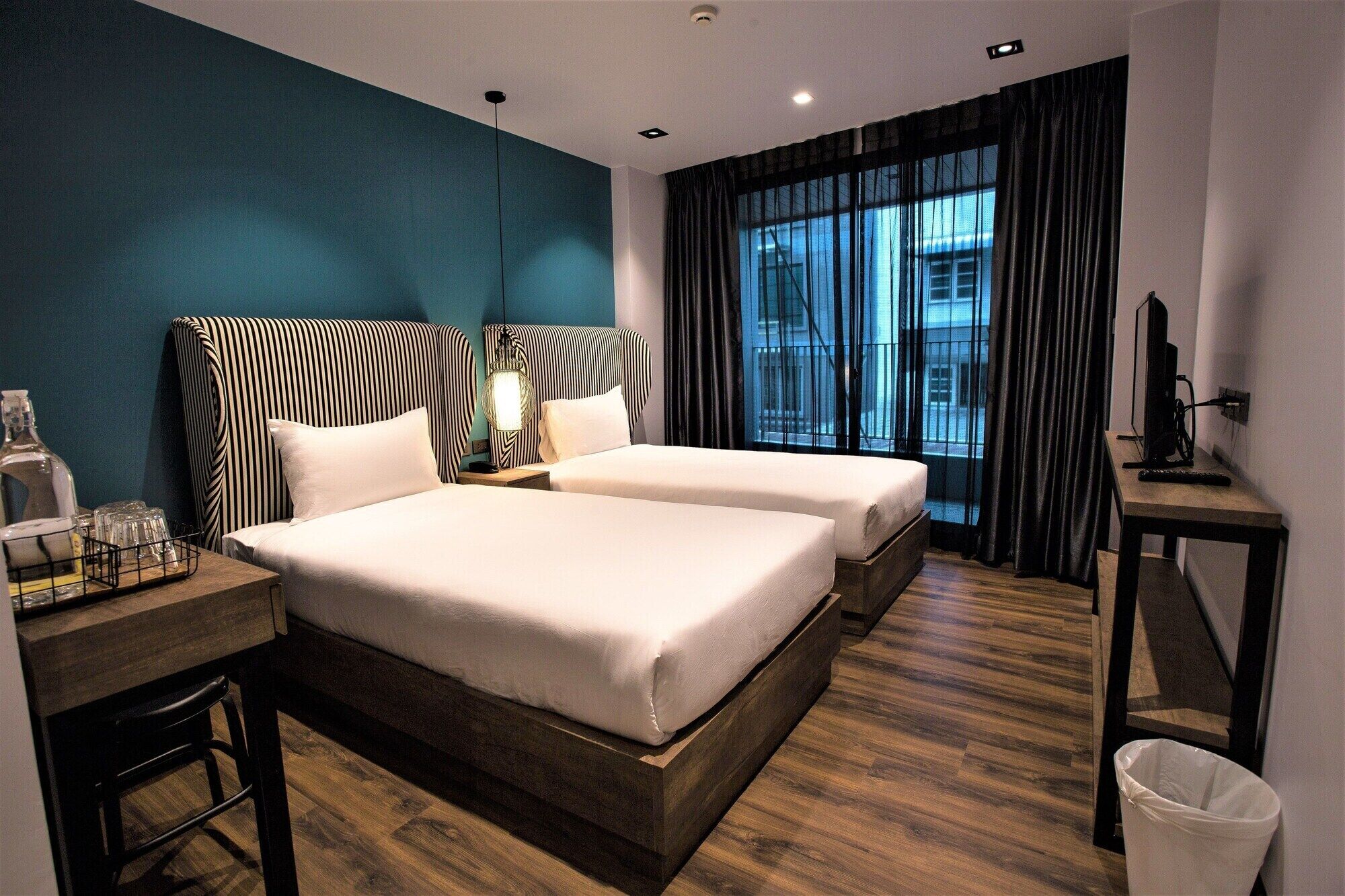 Escrivaninha, espaço de trabalho para notebook, cortinas blackout