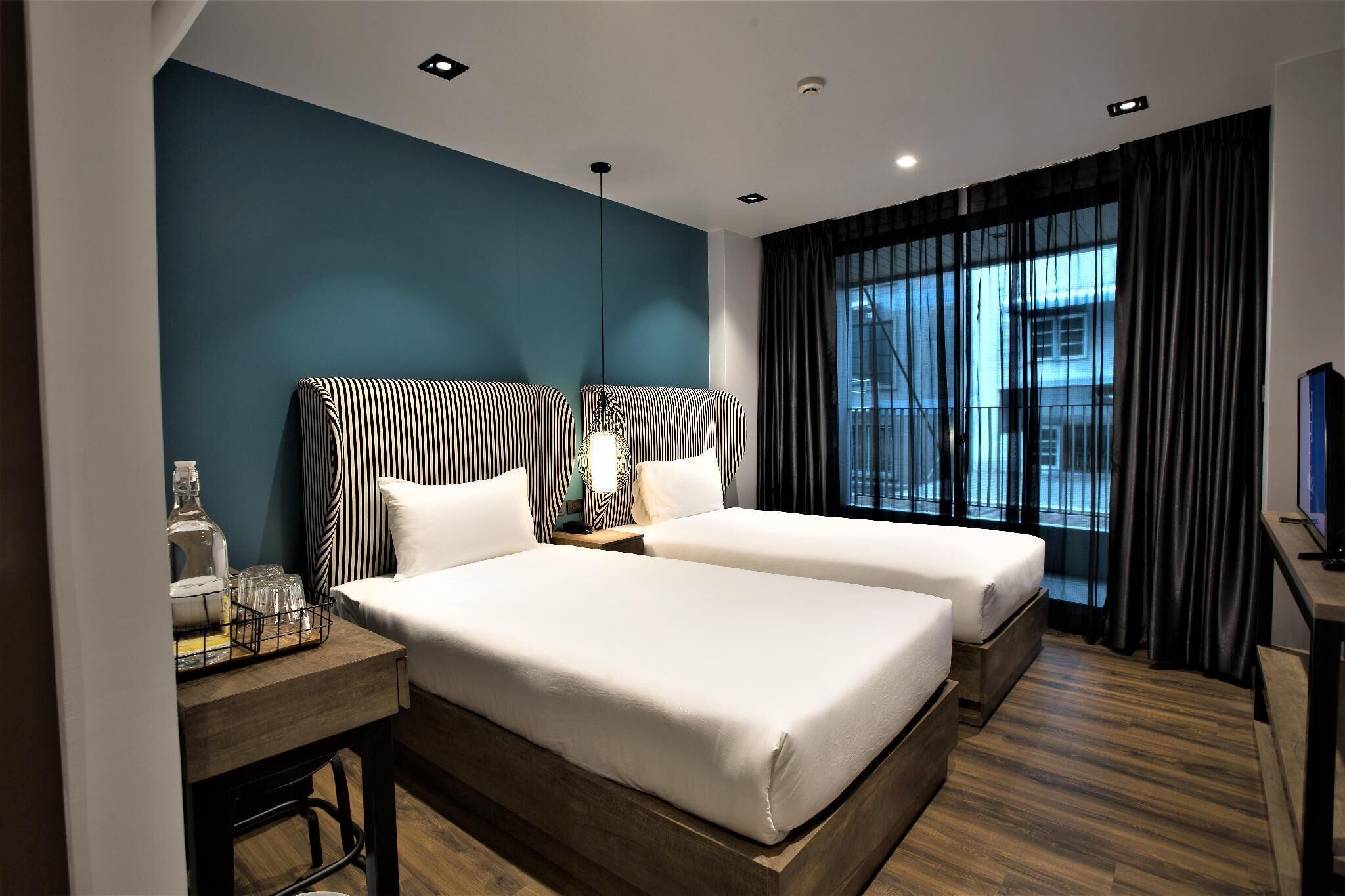 Tomannsrom – superior, balkong, byutsikt | Skrivebord, skrivebord for bærbar PC og blendingsgardiner