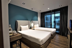 Tomannsrom – superior, balkong, byutsikt | Skrivebord, skrivebord for bærbar PC og blendingsgardiner