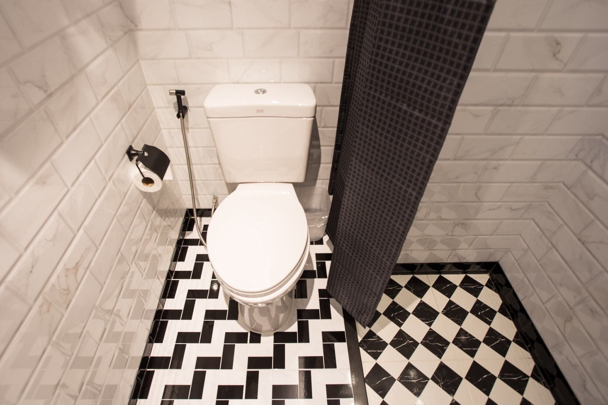 淋浴設備、風筒、拖鞋、提供毛巾