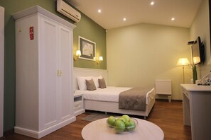 Habitación doble superior, 1 cama Queen size, para no fumadores | Caja de seguridad en la habitación, cortinas blackout y insonorización 