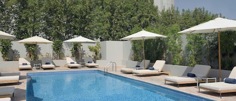 Piscine extérieure, parasols de plage, chaises longues