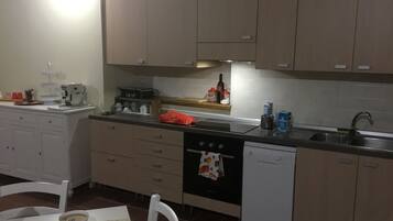 Großer Kühlschrank, Mikrowelle, Ofen, Herdplatte