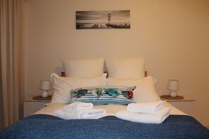 In-room safe, blackout curtains, iron/ironing board, bed sheets - Aunty Margies (Paternoster)
