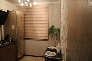 Exclusive Apartment, 1 Queen Bed, Non Smoking | Private kitchen | Full-sized fridge, microwave, stovetop, coffee/tea maker - Apartament Oliviya (Kursk)