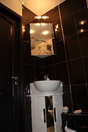 Exklusiv lägenhet - 1 queensize-säng - icke-rökare | Badrum | Dusch, regndusch, gratis toalettartiklar och hårtork