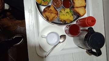 Café da manhã feito na hora todos os dias mediante uma taxa