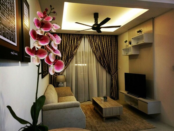 Departamento, 3 habitaciones | Área de sala de estar | Televisión LCD de 42 pulgadas con canales digitales y televisión 