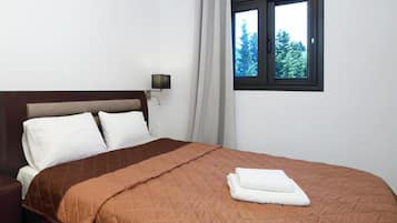 Desk, soundproofing, free WiFi, bed sheets