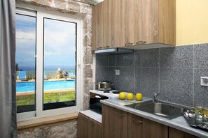 Fridge, oven, stovetop, coffee/tea maker - Gountis apartment (Lefkada)