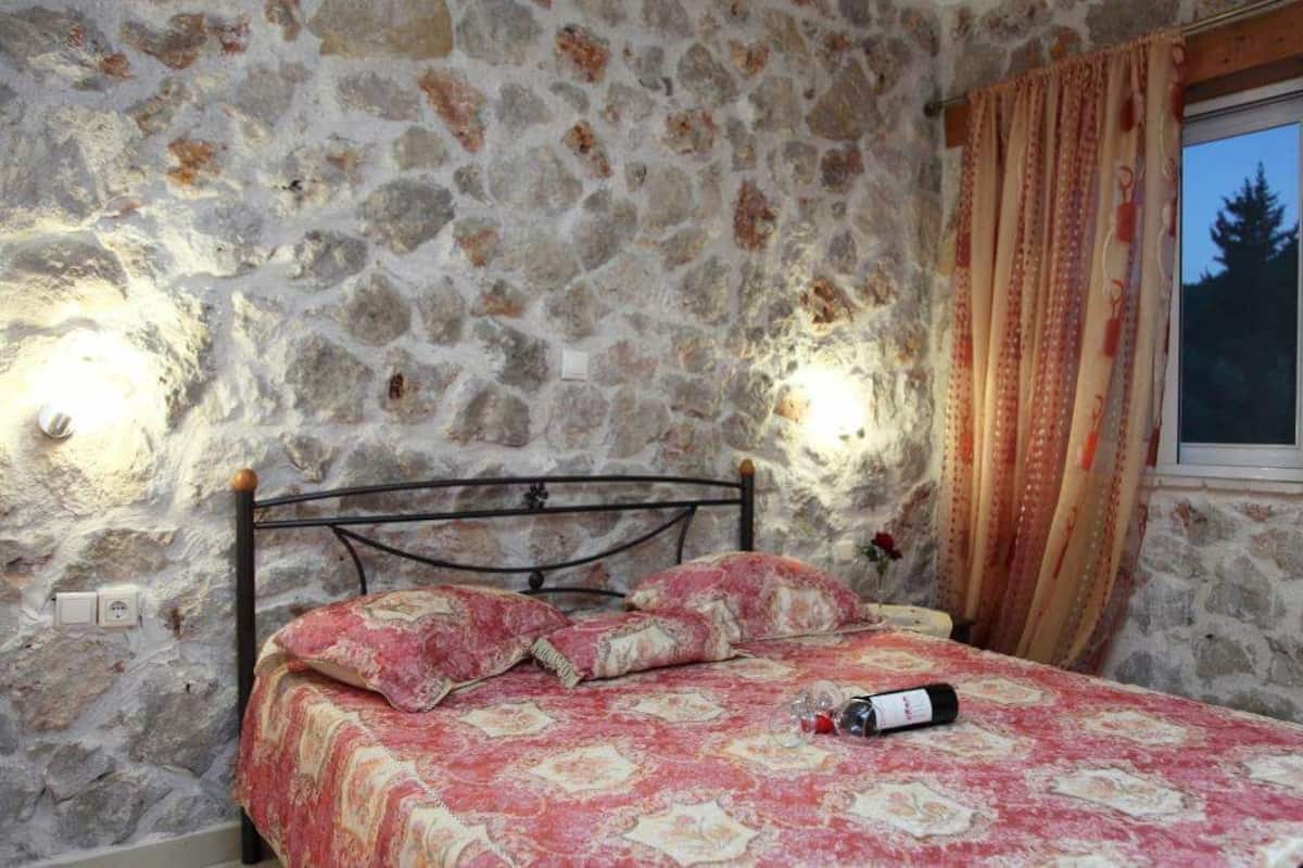 Desk, soundproofing, free WiFi, bed sheets