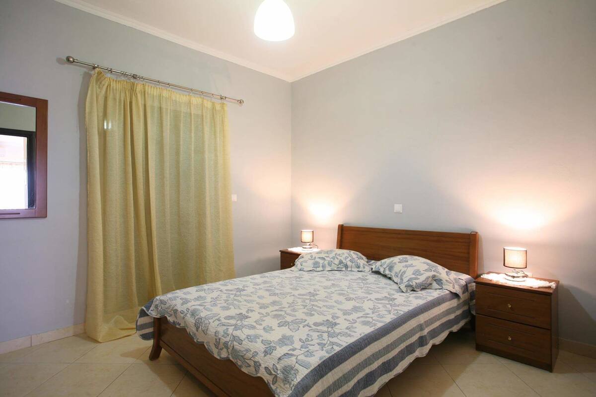 Desk, soundproofing, free WiFi, bed sheets