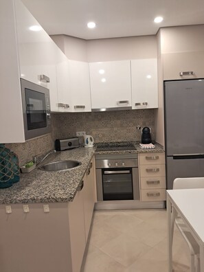 Fridge, microwave, oven, coffee/tea maker