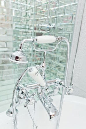 Habitación doble superior | Baño | Ducha, artículos de higiene personal gratuitos y secador de pelo