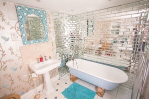 Shower, free toiletries, hair dryer, towels - The Rosebery Boutique Hotel (Newcastle-upon-Tyne)