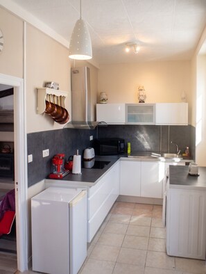 Coffee/tea maker, fridge, microwave, oven