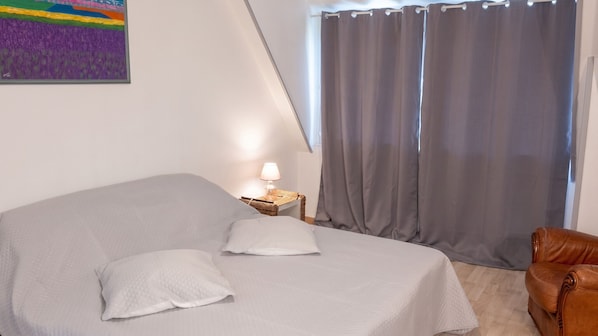 2 quartos, ferros/tábuas de passar roupa, berço de viagem
