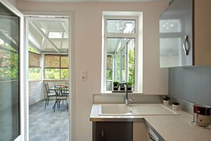 Een koelkast, een microgolfoven, een oven, een kookplaat