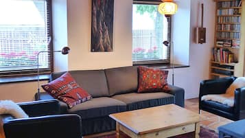 Tv, bøger, musikbibliotek, stereoanlæg