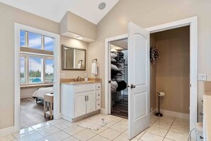 4 bedrooms, travel crib, free WiFi, bed sheets - Pets OK, Amazing View, Steps to Town & Beach (Seas) (Long Beach)